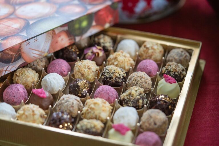 De kunst van chocolade maken in ambachtelijke chocolaterieën chocolate, chocolate truffles, chocolate praline, confiserie, nibble, cute, truffles, enjoyment, christmas, gift, food, chocolate, chocolate, chocolate, chocolate, chocolate